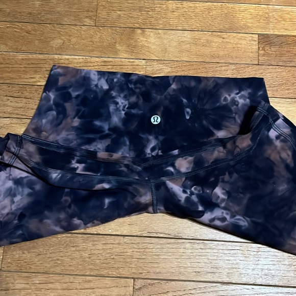 Lulu Lemon Tie Dye bundle Leggings and Shorts , Size- 10! EUC - Picture 7 of 10